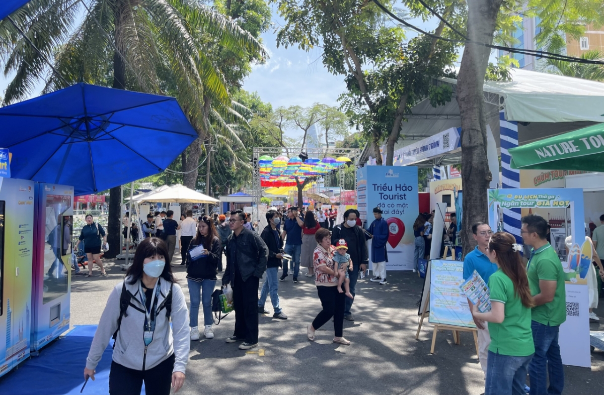 Khung cảnh nhộn nhịp của Ngày hội du lịch TP.HCM lần thứ 21 - năm 2025.