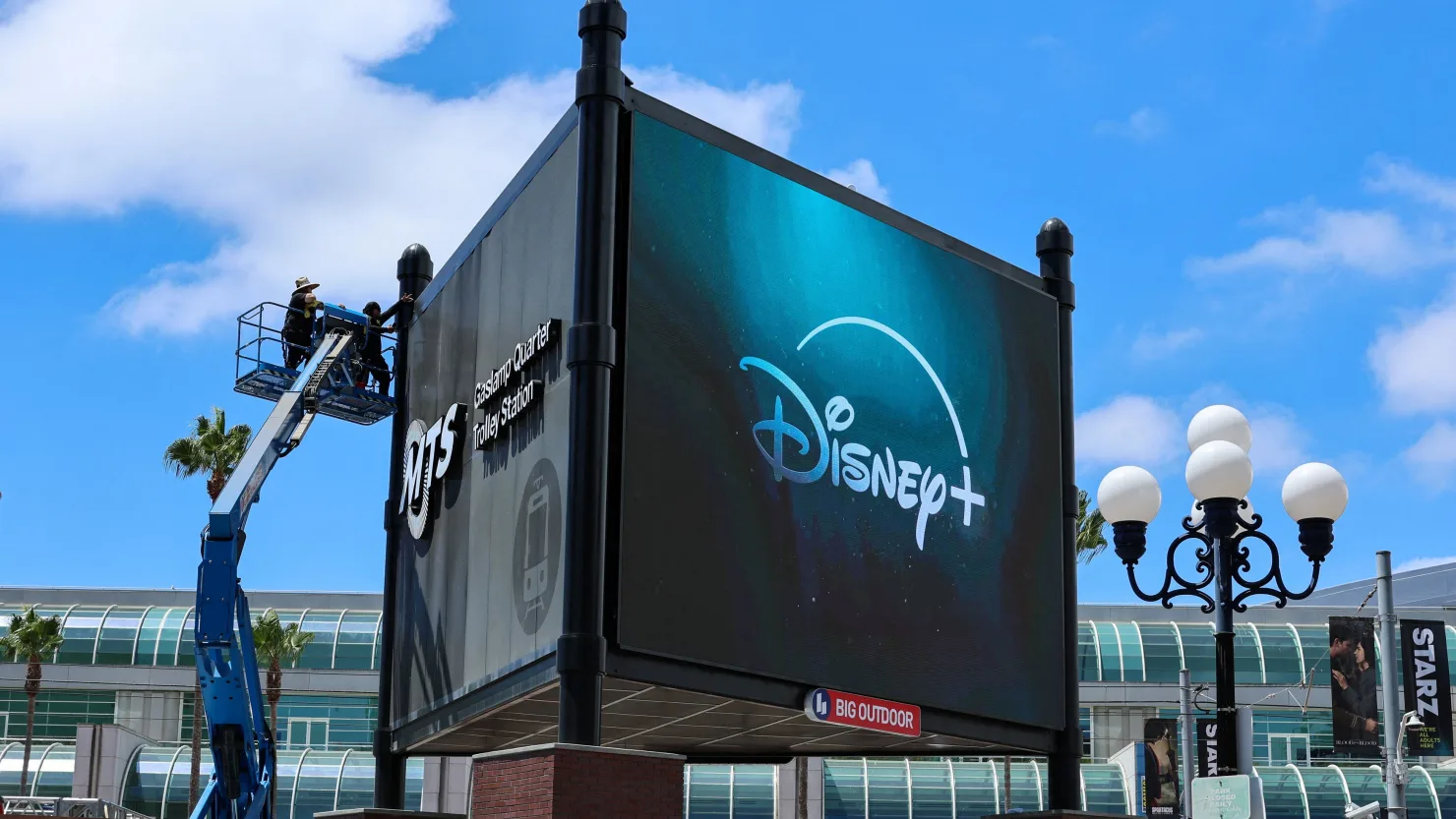 Các dịch vụ như HBO Max, Peacock và Disney+ cũng đã thực hiện các đợt tăng giá gần đây.